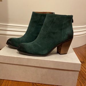 Beautiful forest green suede Vince Camuto booties Size 7.5